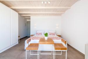 Cama ou camas em um quarto em O Lofos Luxury Boutique Suites