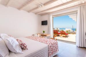 Cama ou camas em um quarto em O Lofos Luxury Boutique Suites