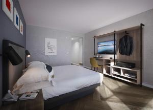 Katil atau katil-katil dalam bilik di voco Times Square South New York, an IHG Hotel