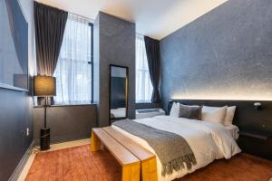 Mint House at 70 Pine客房内的一张或多张床位
