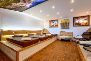 Ein Sitzbereich in der Unterkunft Alpenhotel Denninglehen