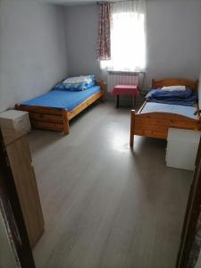 a bedroom with two beds and a window at U Bronka w Książęcym Lesie in Niedaszów