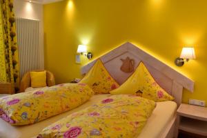 מיטה או מיטות בחדר ב-Gastinger Hotel-Restaurant
