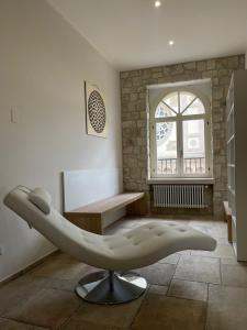 sala de estar con silla y ventana en Residenza San Filippo, en Nocera Umbra