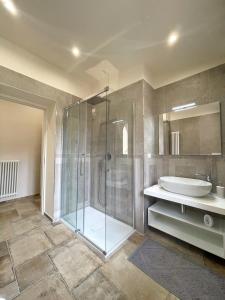 y baño con ducha acristalada y lavamanos. en Residenza San Filippo, en Nocera Umbra