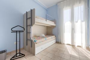 ein Schlafzimmer mit Etagenbetten in einem blauen Zimmer in der Unterkunft Dimora Terra Barone by BarbarHouse in Acquarica del Capo