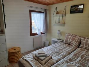 a bedroom with a bed and a window at Chalet Clair de Lune bei Grächen VS in Gasenried
