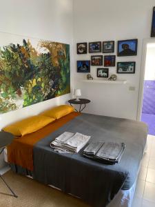ストロンボリにあるCasa Di Nanniのベッドルーム1室(壁に絵画が描かれたベッド1台付)
