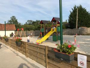 Herní místnost nebo prostor pro děti v ubytování Camping La Garenne De Moncourt