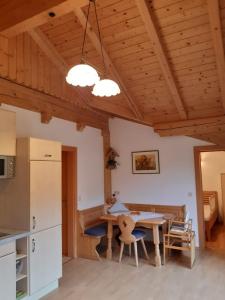 Kuchyň nebo kuchyňský kout v ubytování Baby- und Kinderbauernhof Montaning