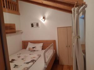 Postel nebo postele na pokoji v ubytování Baby- und Kinderbauernhof Montaning