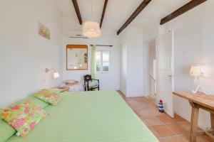 um quarto com uma grande cama verde num quarto em Chateau Mahe em Port d'Alcudia