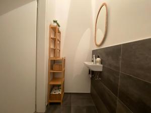 Bilik mandi di Bright and chic apartment in Lux City