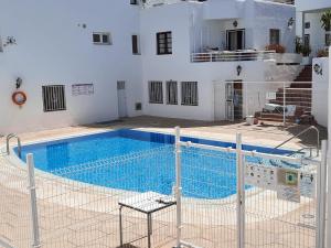una piscina frente a una casa en La esquinita, en Los Cristianos