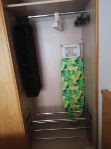 un estante en una habitación con una tabla de snowboard en La esquinita, en Los Cristianos