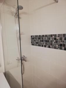 Un baño con ducha con puerta de cristal. en La esquinita, en Los Cristianos 15 fotos más