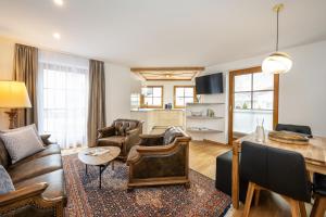 una sala de estar con un sofá y una mesa en Mesnerhaus Filzmoos, en Filzmoos