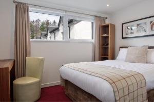 Postel nebo postele na pokoji v ubytování The Brander Lodge Hotel and Bistro