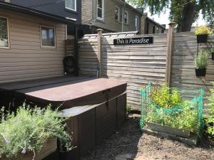 Una casa con una señal que dice que esto es el paraíso en Love-nest With Private Hot Tub, en Toronto