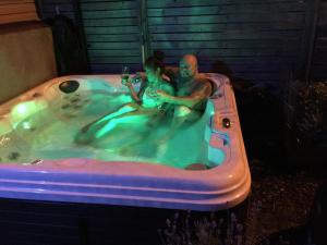 Φωτογραφία από το άλμπουμ του Love-nest With Private Hot Tub στο Τορόντο +4 φωτογραφίες