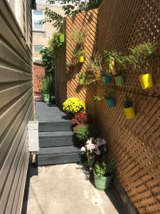 een tuin met potplanten op een bakstenen muur bij Love-nest With Private Hot Tub in Toronto