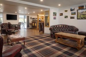 Posezení v ubytování The Brander Lodge Hotel and Bistro