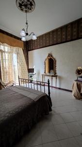 een slaapkamer met een bed en een spiegel aan de muur bij Anema & Core in Castellammare di Stabia