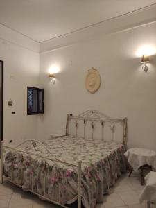 sypialnia z łóżkiem w białym pokoju w obiekcie Anema & Core w mieście Castellammare di Stabia