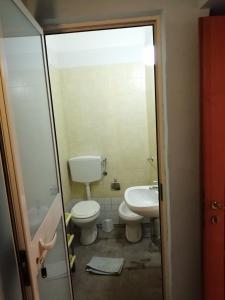 a bathroom with a toilet and a sink at Residence 1810 in Benevento