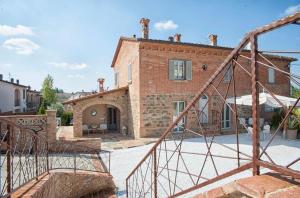 una casa in pietra con una scala di fronte di Villa Ventotto a Marciano Della Chiana