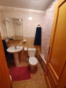 La salle de bains est pourvue de toilettes et d'un lavabo. dans l'établissement Casa Margarita, à Torrevieja