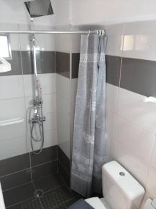 Bilik mandi di Zacharos Elegant Studio