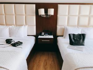 Giường trong phòng chung tại Cambria Hotel New York - Chelsea