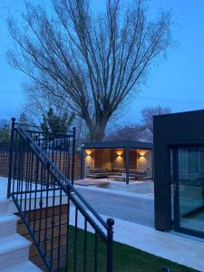 una casa de cristal con un árbol en el fondo en DV Premium Apartments, en Siófok