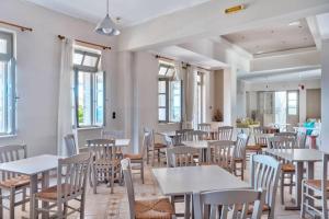A restaurant or other place to eat at APOLLON PALACE