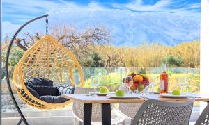 einen Tisch und Stühle auf einer Terrasse mit Schaukel in der Unterkunft Allas Villa Heated Pool in Chania