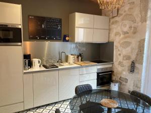Kuhinja ili čajna kuhinja u objektu Votre adresse de charme centre historique de Béziers