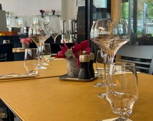 einen Tisch mit Weingläsern darüber in der Unterkunft Nash Suites Airport Hotel in Genf