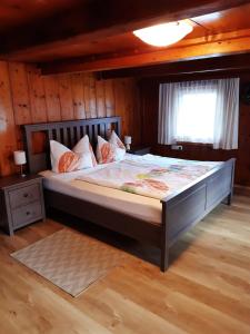 Кровать или кровати в номере Ferienwohnung Daum