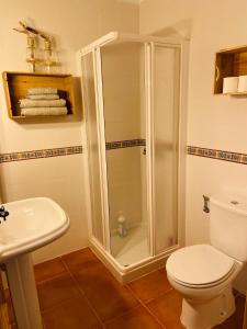 A bathroom at Casa El calado