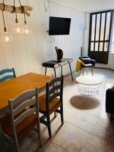 sala de estar con mesa de madera y silla en Casa El calado, en Viguera