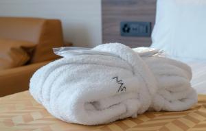 Cama ou camas em um quarto em Nash Suites Airport Hotel