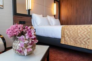 Cama ou camas em um quarto em Nash Suites Airport Hotel