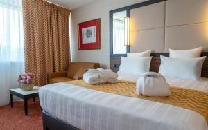 Cama ou camas em um quarto em Nash Suites Airport Hotel
