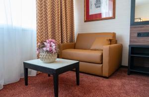 Uma área de estar em Nash Suites Airport Hotel