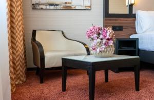 Uma área de estar em Nash Suites Airport Hotel