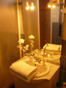 A bathroom at Delfin Apartman