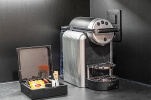 Comodidades para preparar café e chá em Nash Suites Airport Hotel