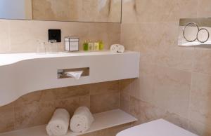 Um banheiro em Nash Suites Airport Hotel