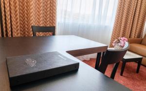 Uma área de estar em Nash Suites Airport Hotel